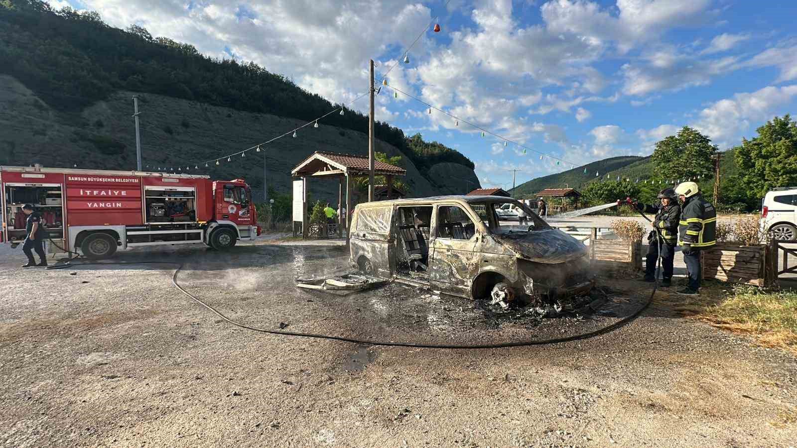 park-halindeki-panelvan-alevlere-teslim-oldu
