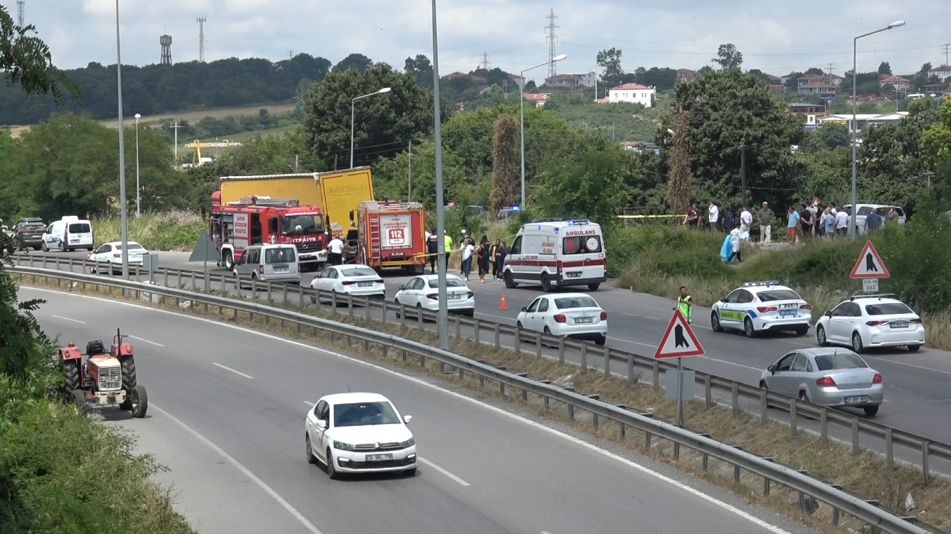 park-halindeki-tira-carpan-otomobilde-2-kisi-hayatini-kaybetti
