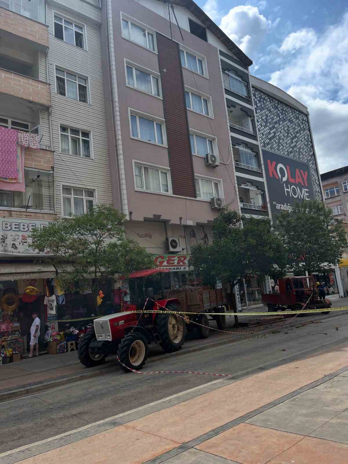 samsunda-catidan-dusen-insaat-iscisi-hayatini-kaybetti