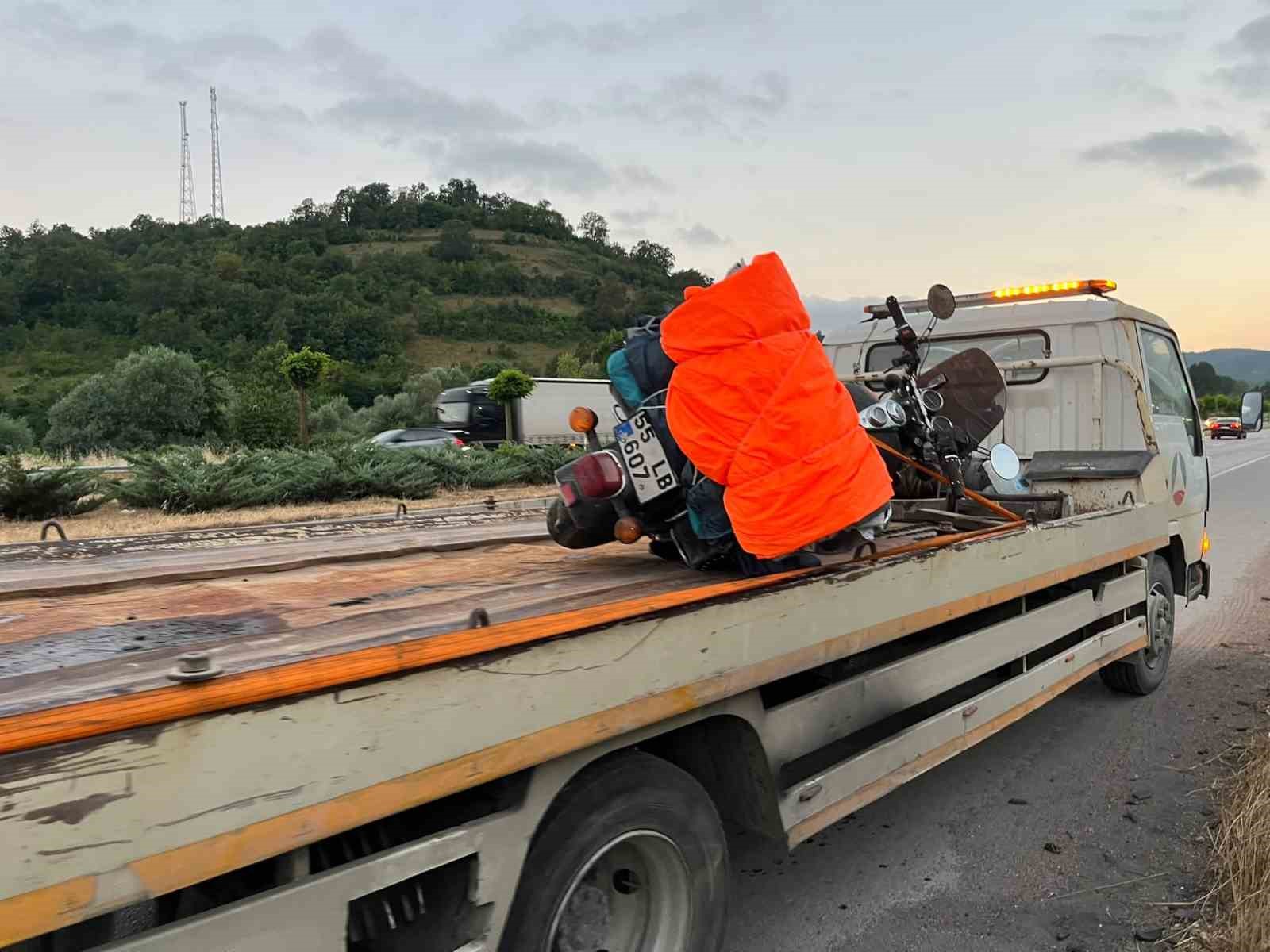 samsunda-kopege-carpan-motosikletteki-surucu-ve-yolcu-yaralandi