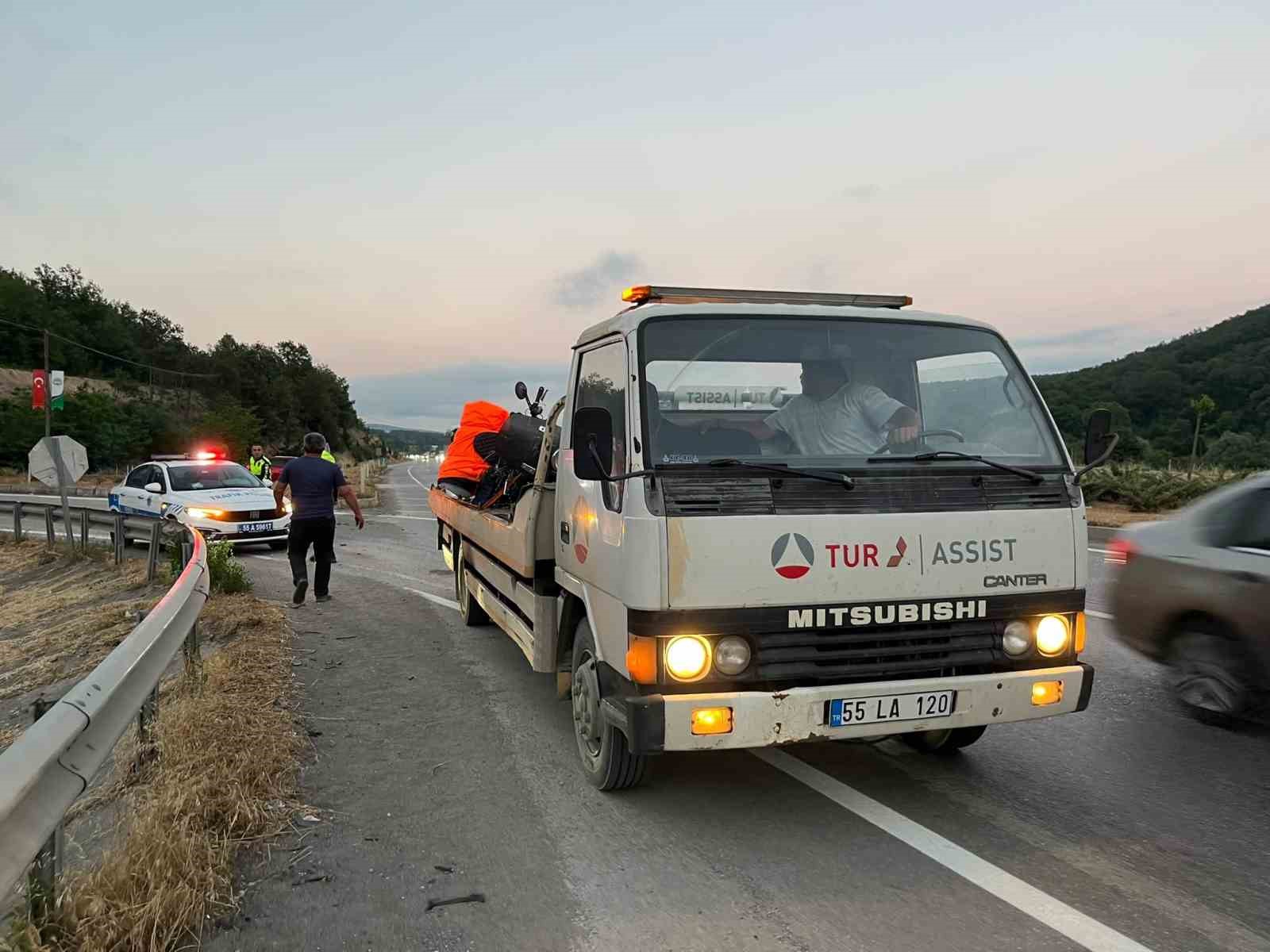 samsunda-kopege-carpan-motosikletteki-surucu-ve-yolcu-yaralandi