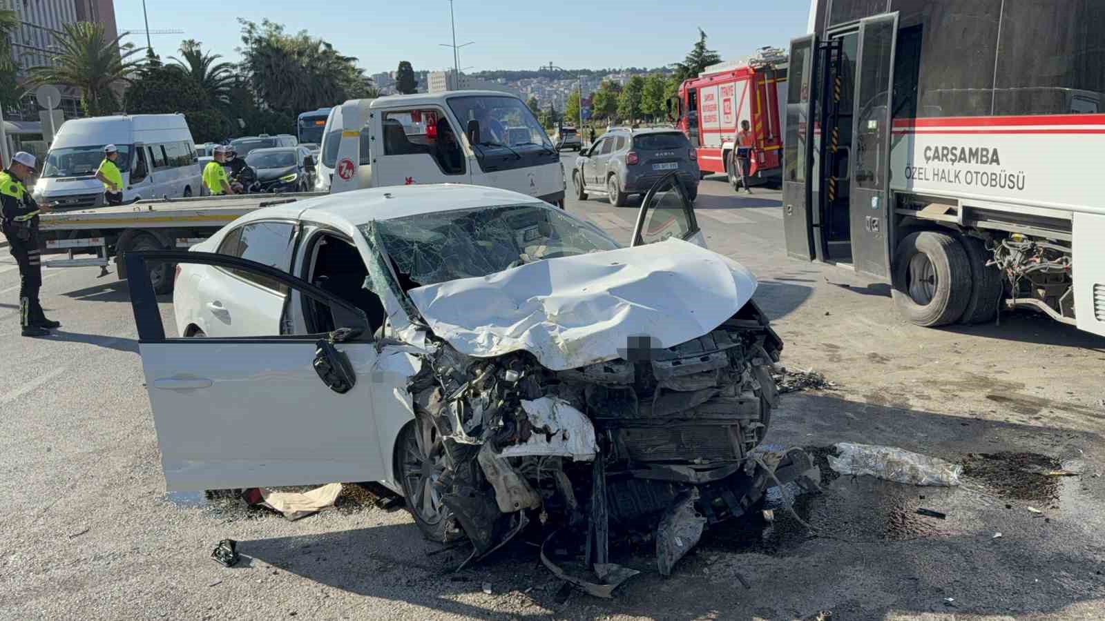samsunda-otomobil-ile-halk-otobusu-carpisti-7-yarali