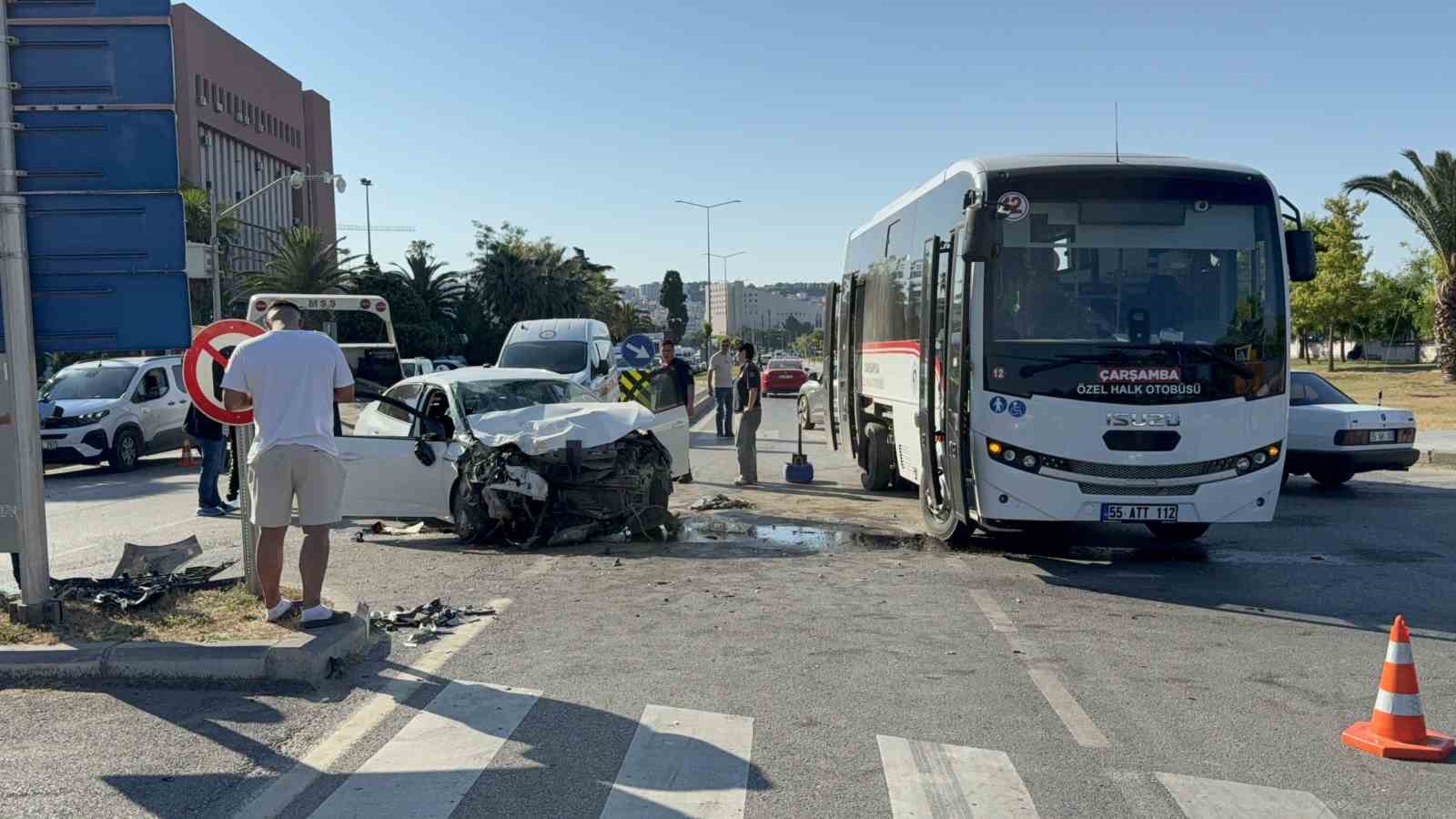 samsunda-otomobil-ile-halk-otobusu-carpisti-7-yarali