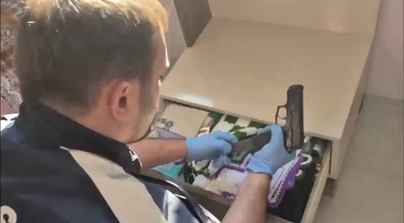 silah-tacirlerine-ve-dugun-magandalarina-operasyon-12-tabanca-ele-gecirildi
