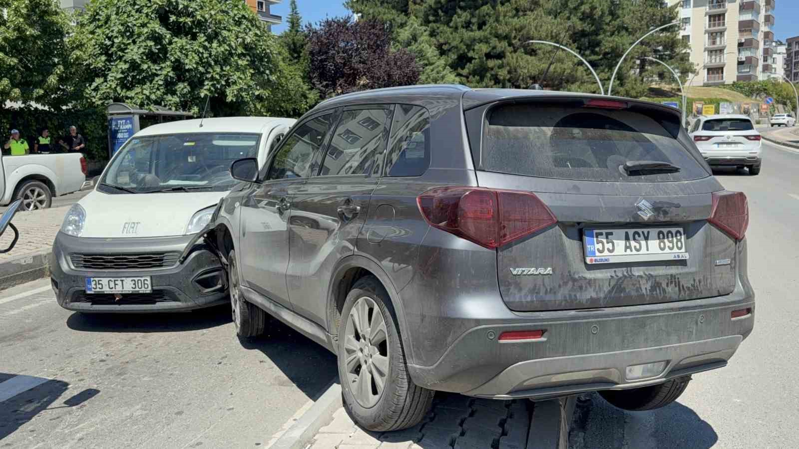 suv-ile-hafif-ticari-arac-carpisti-baba-ve-2-yasindaki-oglu-yaralandi