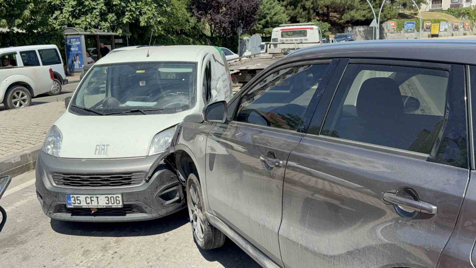 suv-ile-hafif-ticari-arac-carpisti-baba-ve-2-yasindaki-oglu-yaralandi