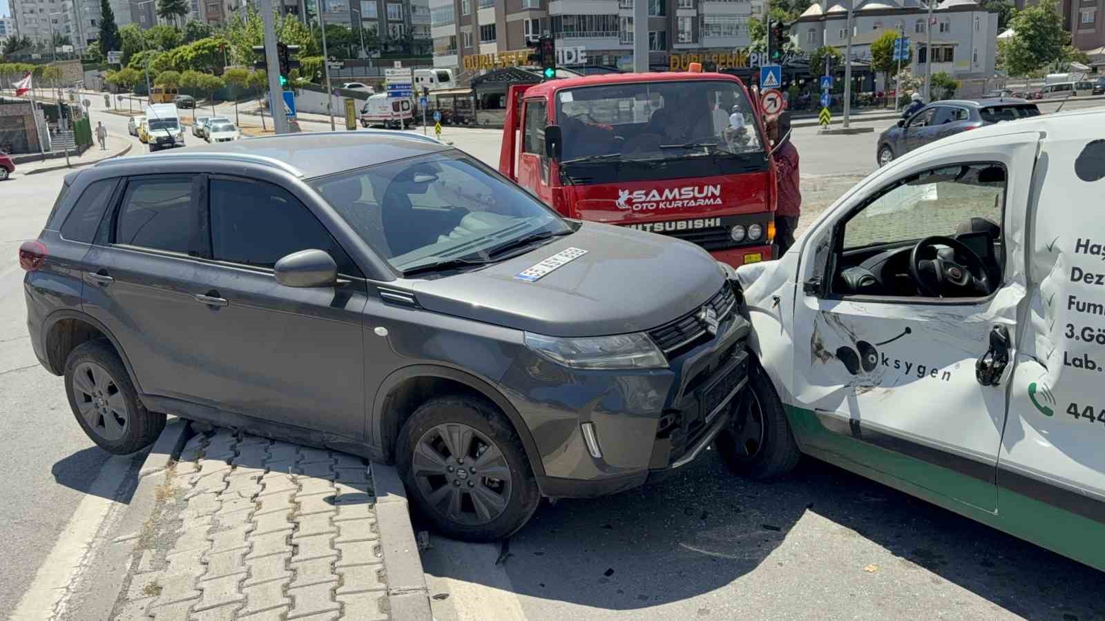 suv-ile-hafif-ticari-arac-carpisti-baba-ve-2-yasindaki-oglu-yaralandi