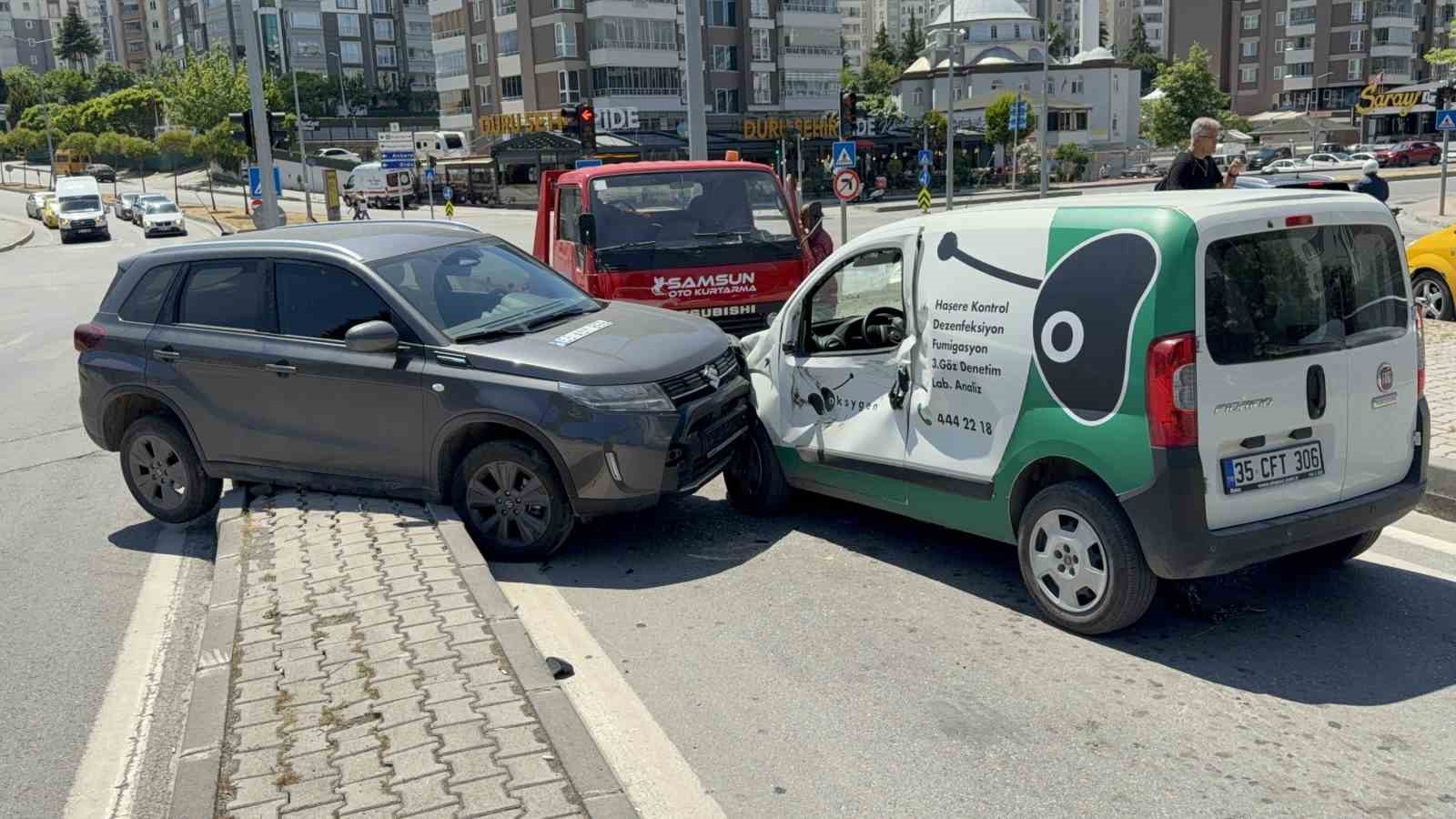 suv-ile-hafif-ticari-arac-carpisti-baba-ve-2-yasindaki-oglu-yaralandi