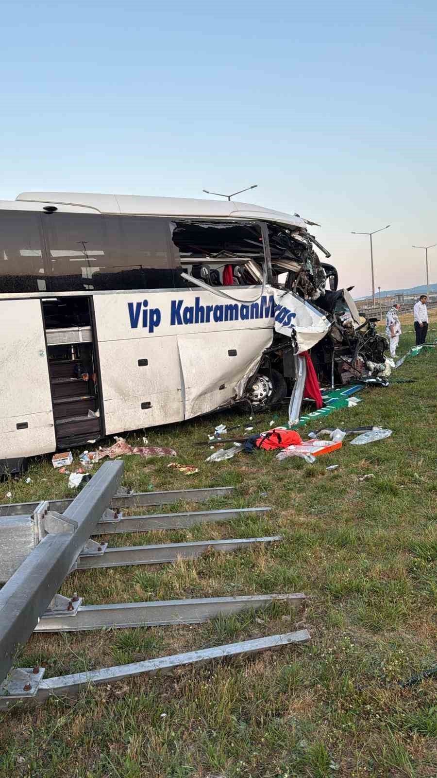 temde-yolcu-otobusu-ortaligi-savas-alanina-cevirdi-15-yarali