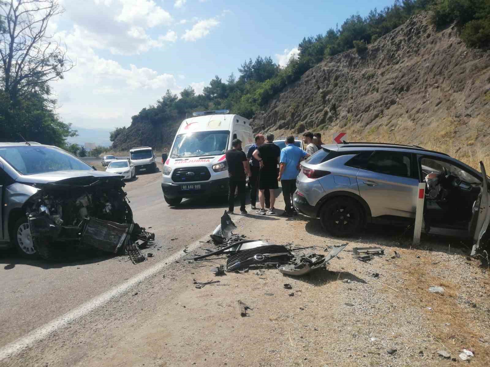tokatta-otomobiller-kafa-kafaya-carpisti-10-yarali