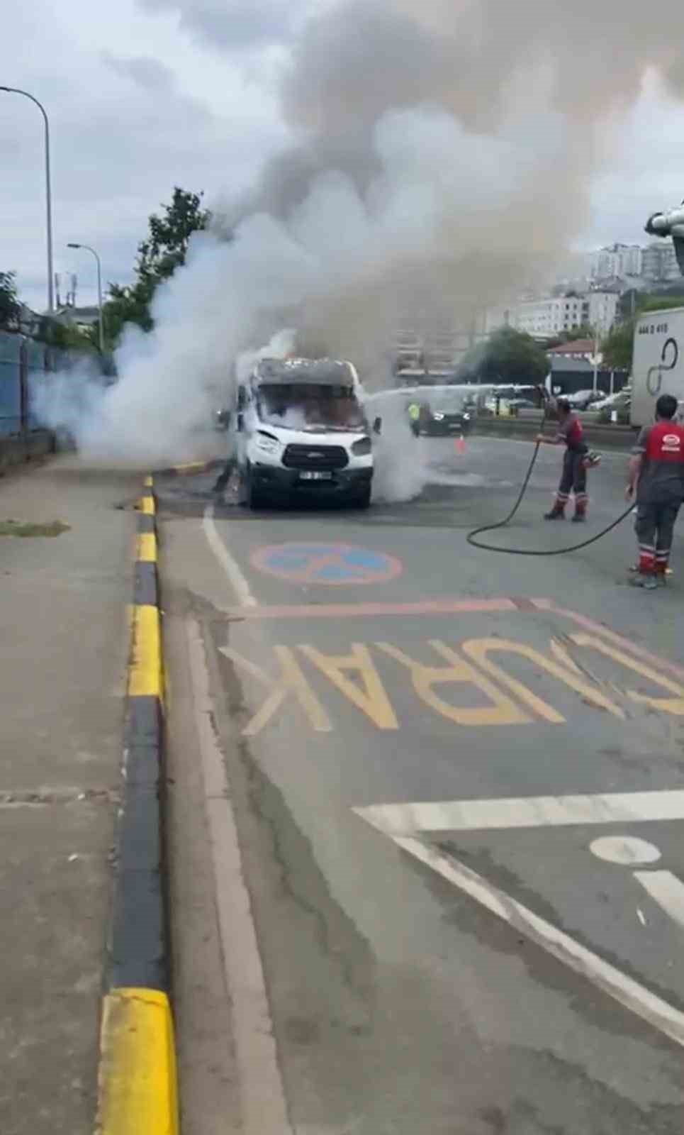 trabzonda-seyir-halindeki-dolmus-minibusu-alevlere-teslim-oldu