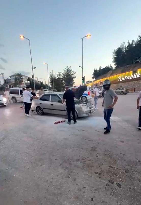 trafik-isiklarinda-bekleyen-otomobilden-dumanlar-yukseldi