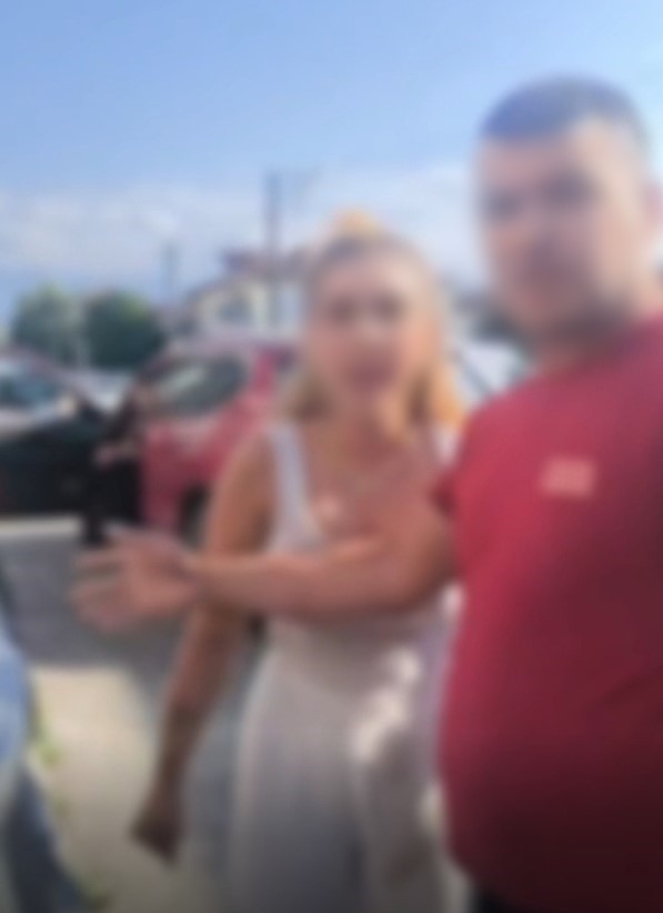 trafikte-aractan-inen-3-kadin-cocuklu-aileye-saldirdi