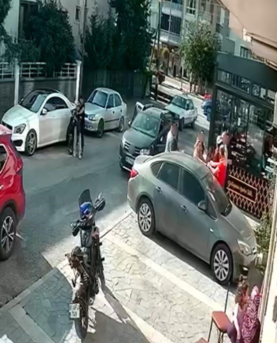 trafikte-aractan-inen-3-kadin-cocuklu-aileye-saldirdi