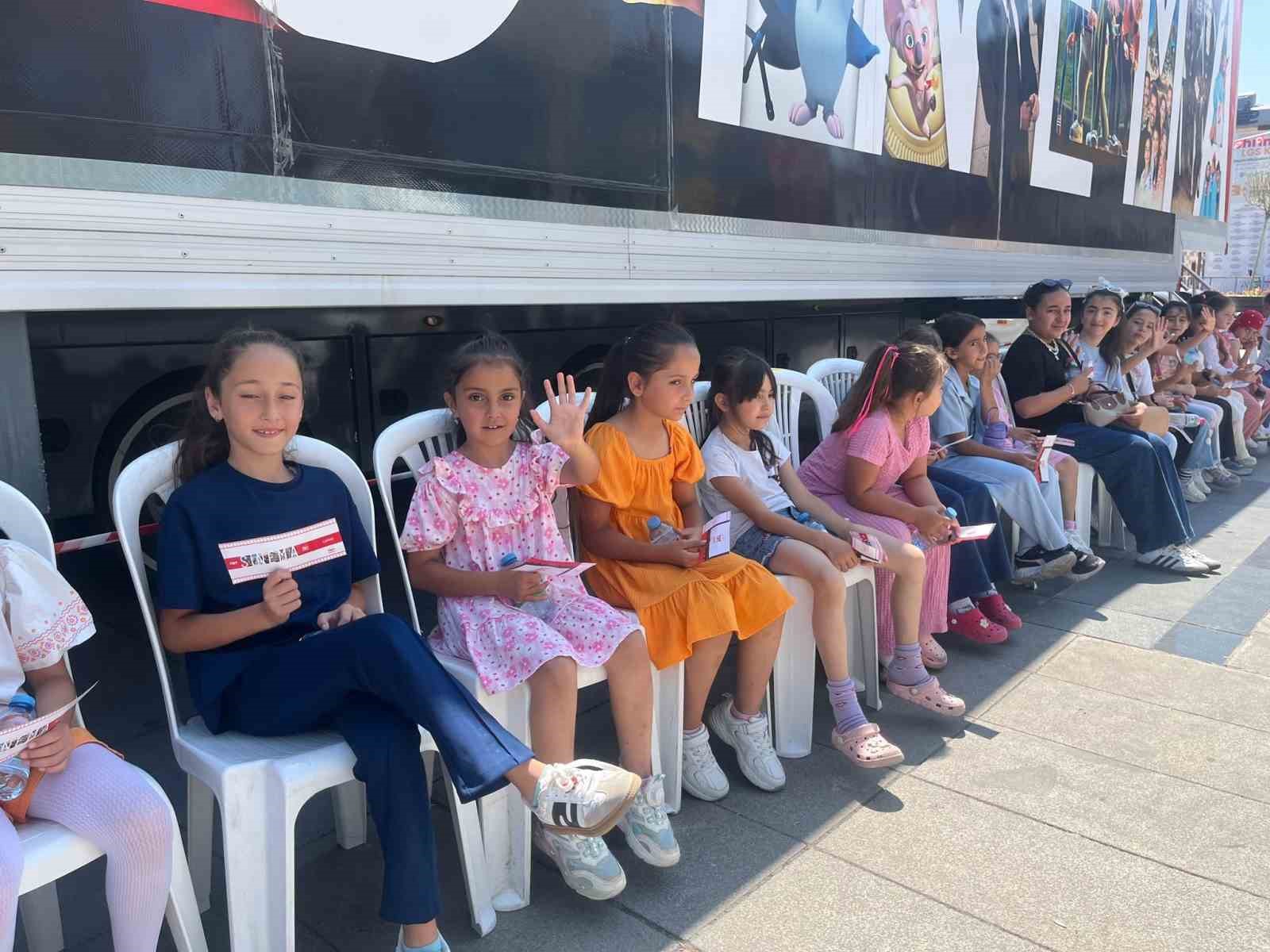 trt-sinema-tiri-corumlu-cocuklar-icin-perdelerini-acti