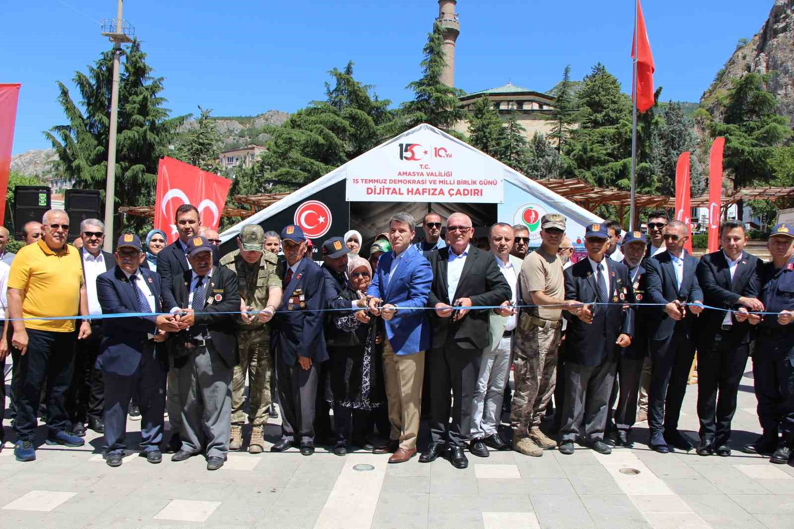 vali-bakan-15-temmuzda-tankin-onune-yatan-metin-dogan-bu-fotograf-icerik-uretmek-icin-cekilmedi