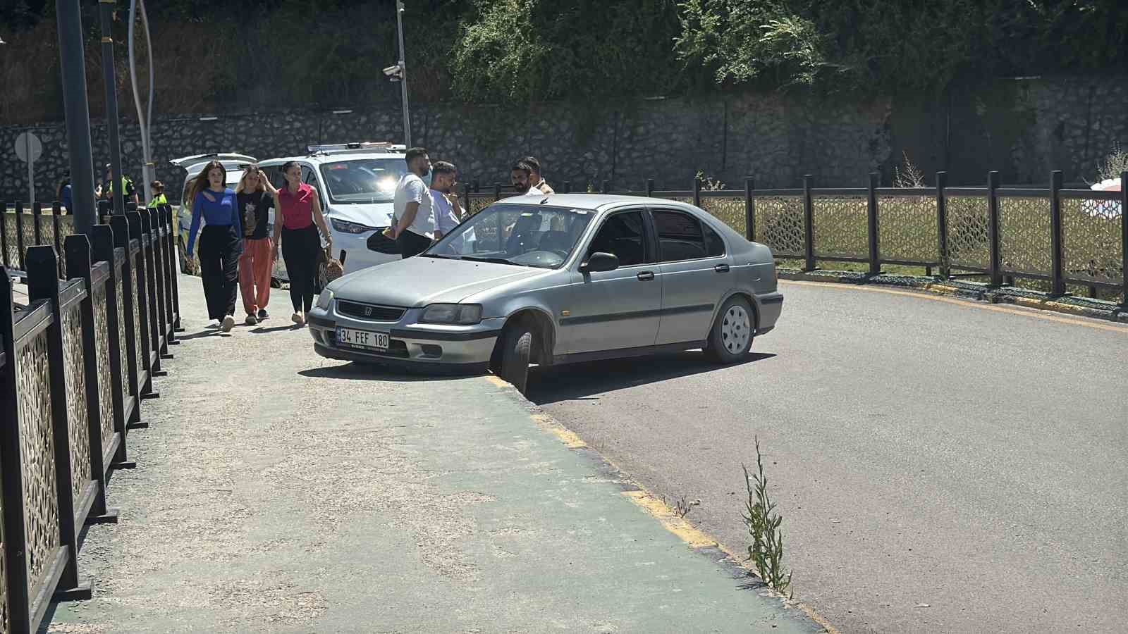 yayaya-carpan-surucu-otomobilini-birakip-kacti