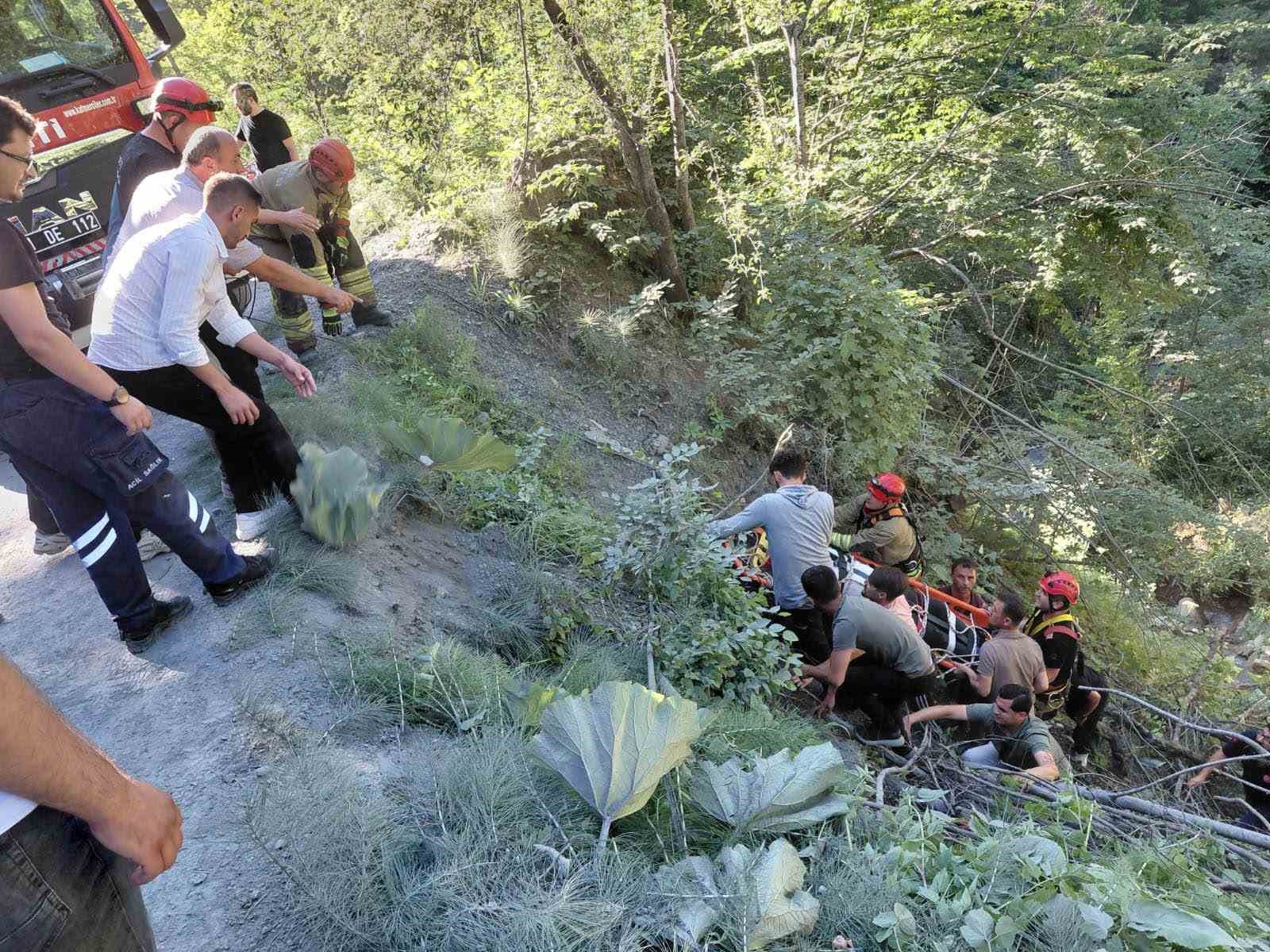 yayla-yolunda-otomobil-ucuruma-yuvarlandi-1-yarali