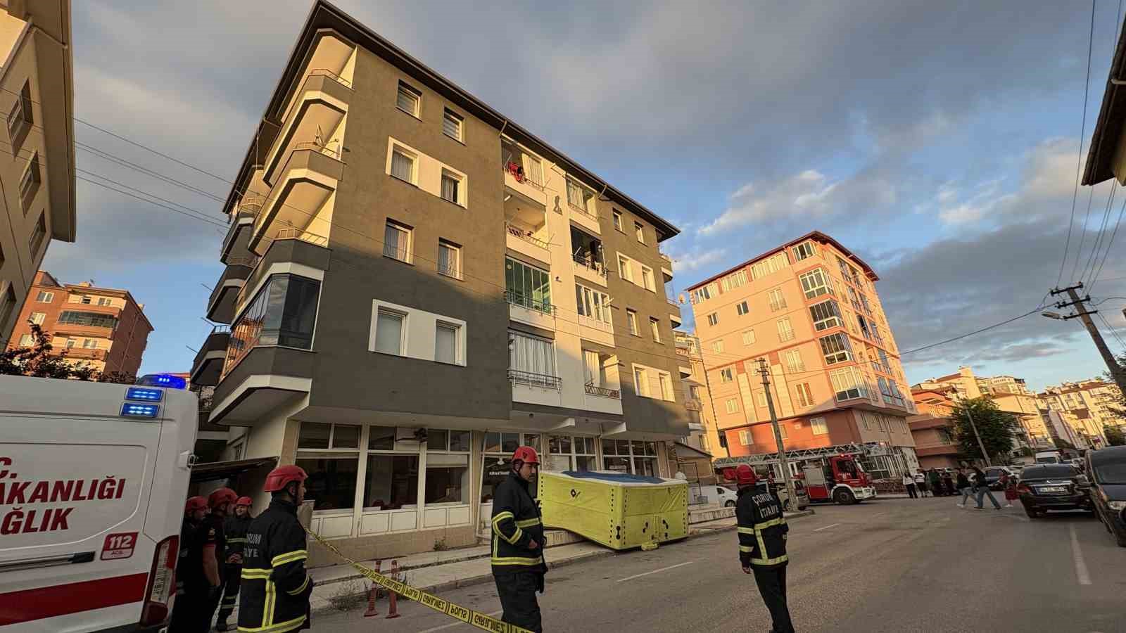 5-katli-binanin-catisinda-intihar-girisiminde-bulunan-sahsi-polis-ikna-etti