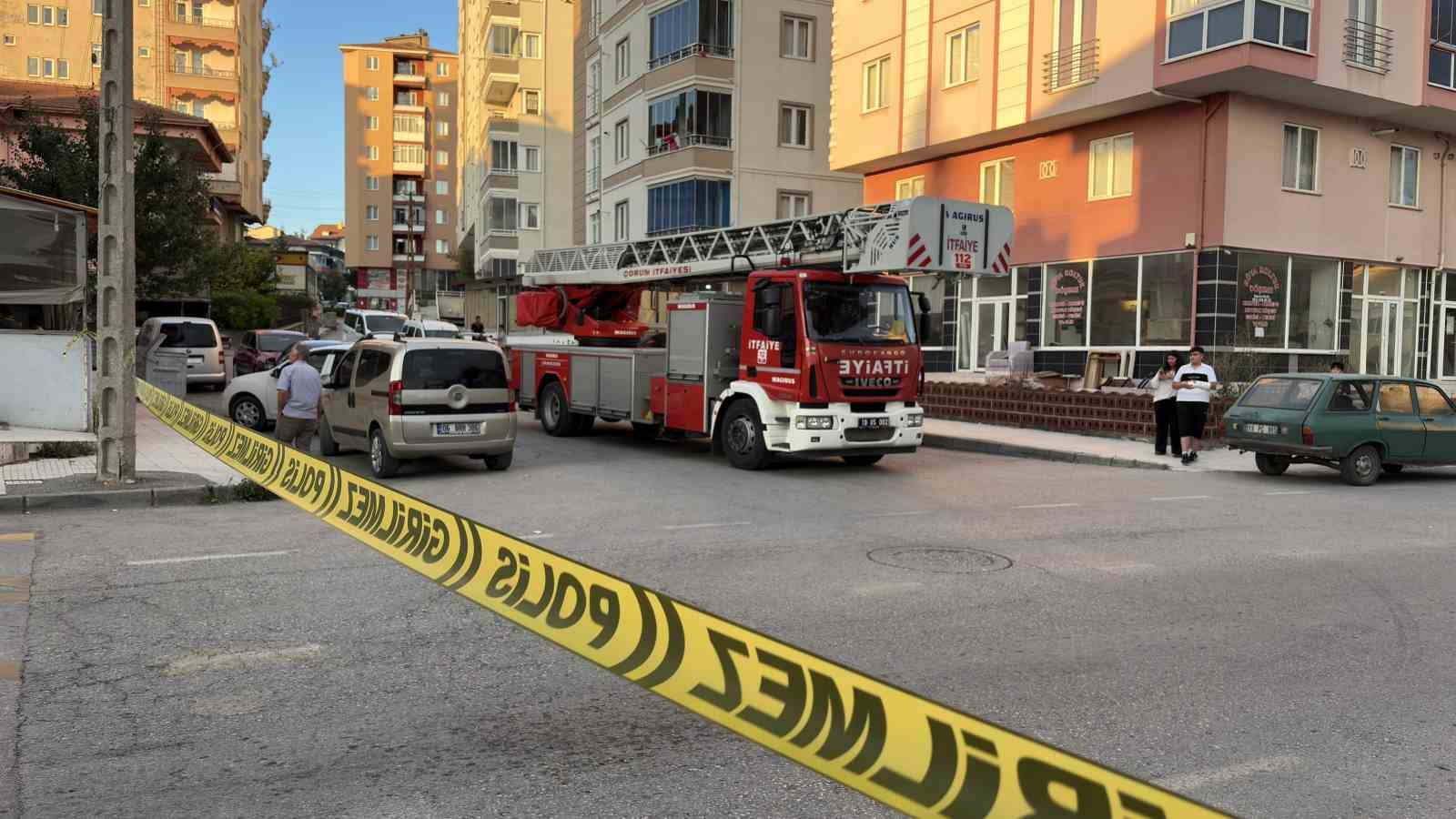 5-katli-binanin-catisinda-intihar-girisiminde-bulunan-sahsi-polis-ikna-etti