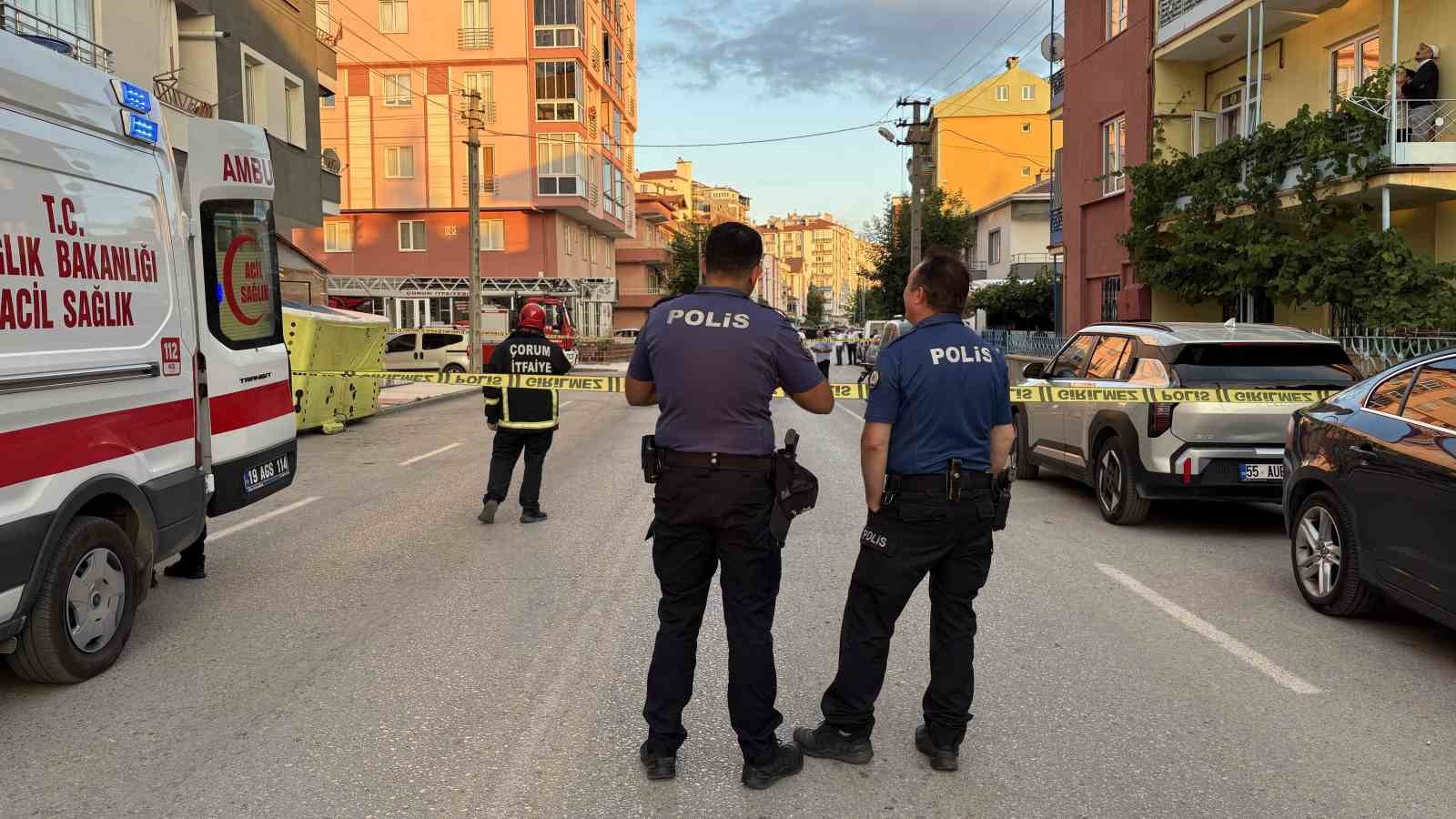 5-katli-binanin-catisinda-intihar-girisiminde-bulunan-sahsi-polis-ikna-etti