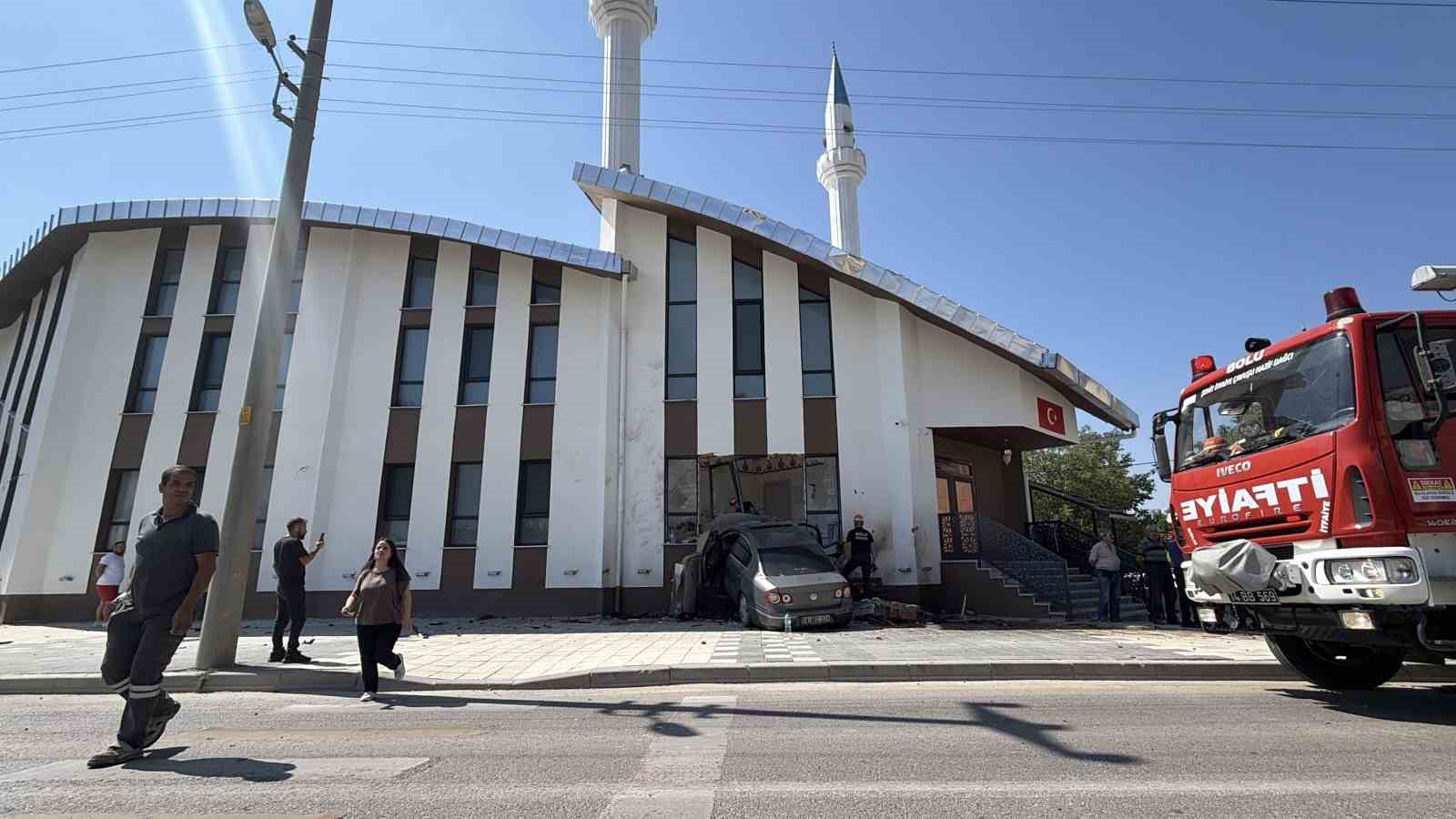 84-metre-savrulan-otomobil-caminin-imam-odasina-daldi