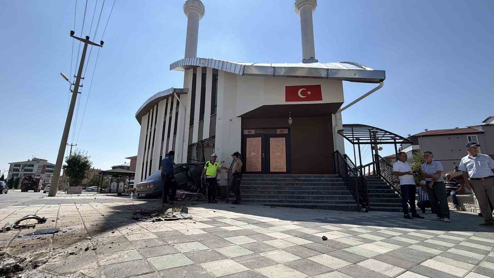 84-metre-savrulan-otomobil-caminin-imam-odasina-daldi