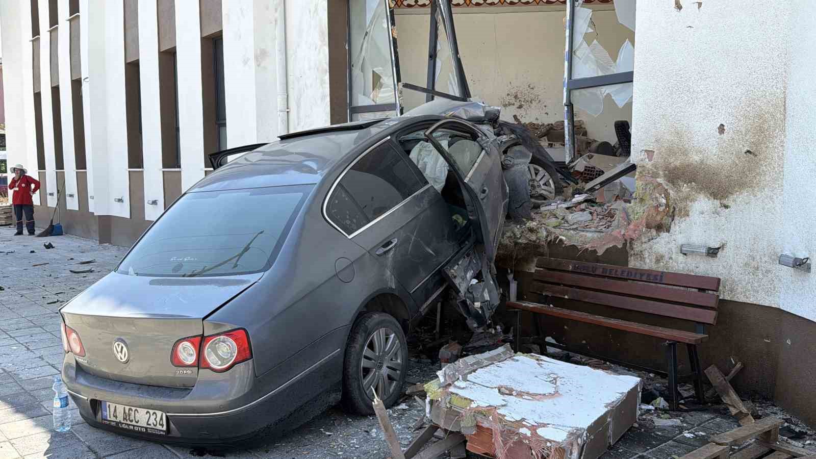 84-metre-savrulan-otomobil-caminin-imam-odasina-daldi