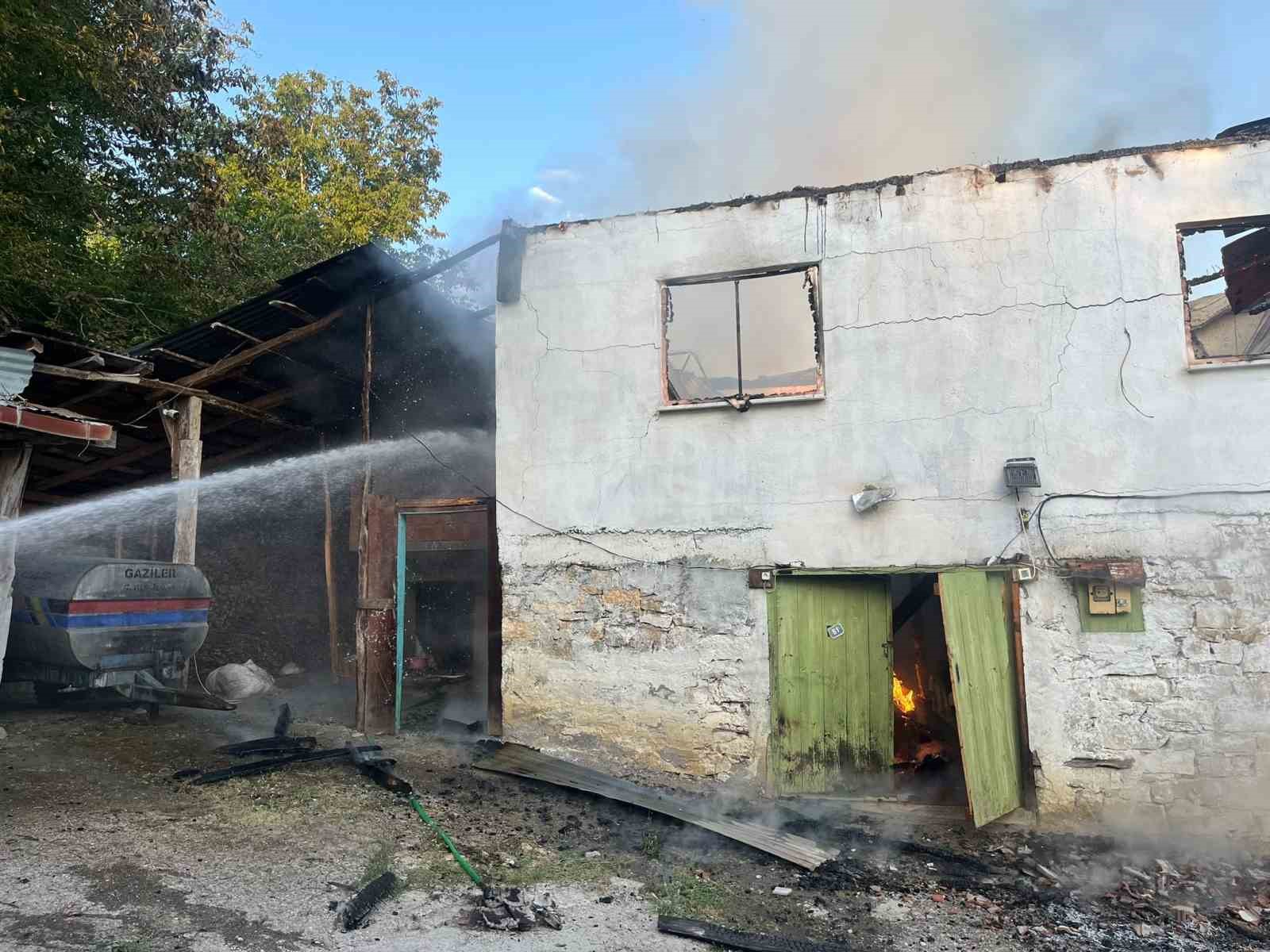 alevlere-teslim-olan-ev-kullanilmaz-hale-geldi