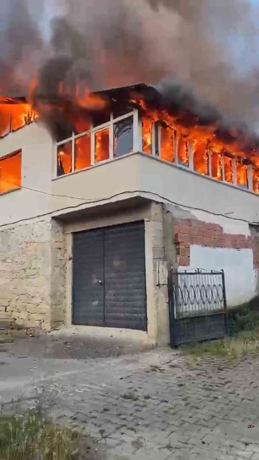 alevlere-teslim-olan-ev-kullanilmaz-hale-geldi