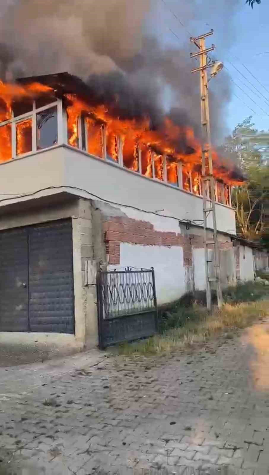 alevlere-teslim-olan-ev-kullanilmaz-hale-geldi