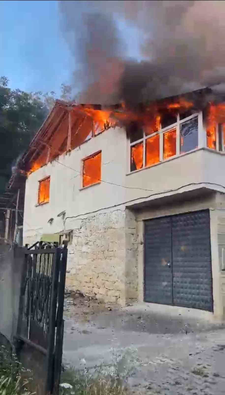 alevlere-teslim-olan-ev-kullanilmaz-hale-geldi