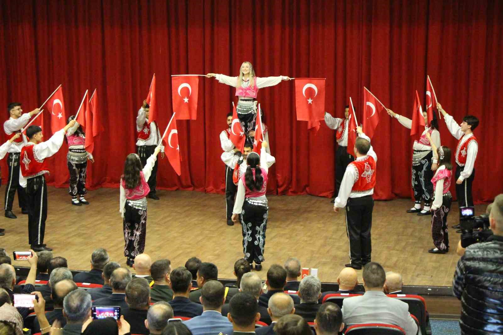amasyada-30-agustos-coskusu-iki-vatandas-zirvede-bayrak-acti