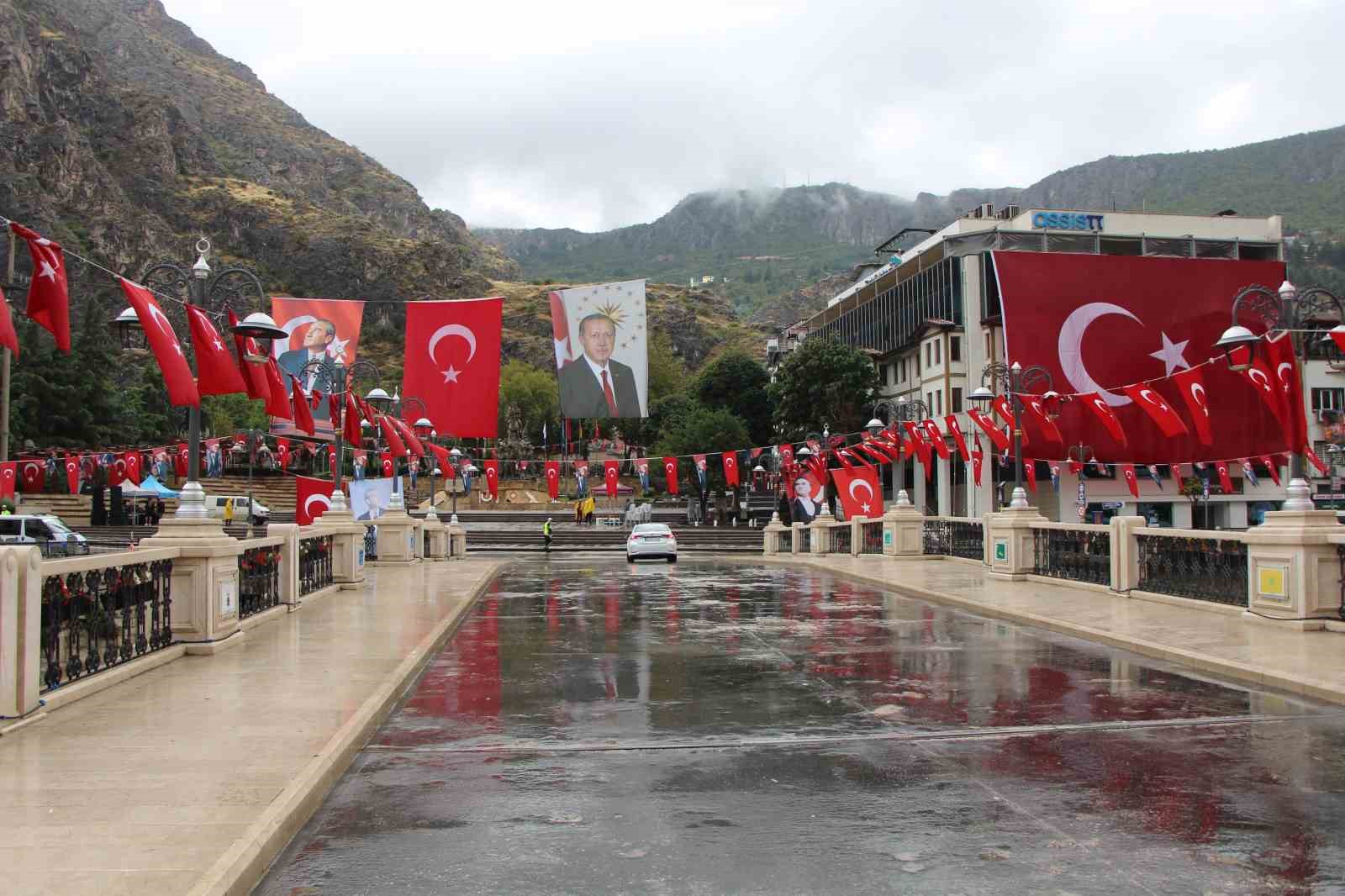 amasyada-30-agustos-coskusu-iki-vatandas-zirvede-bayrak-acti