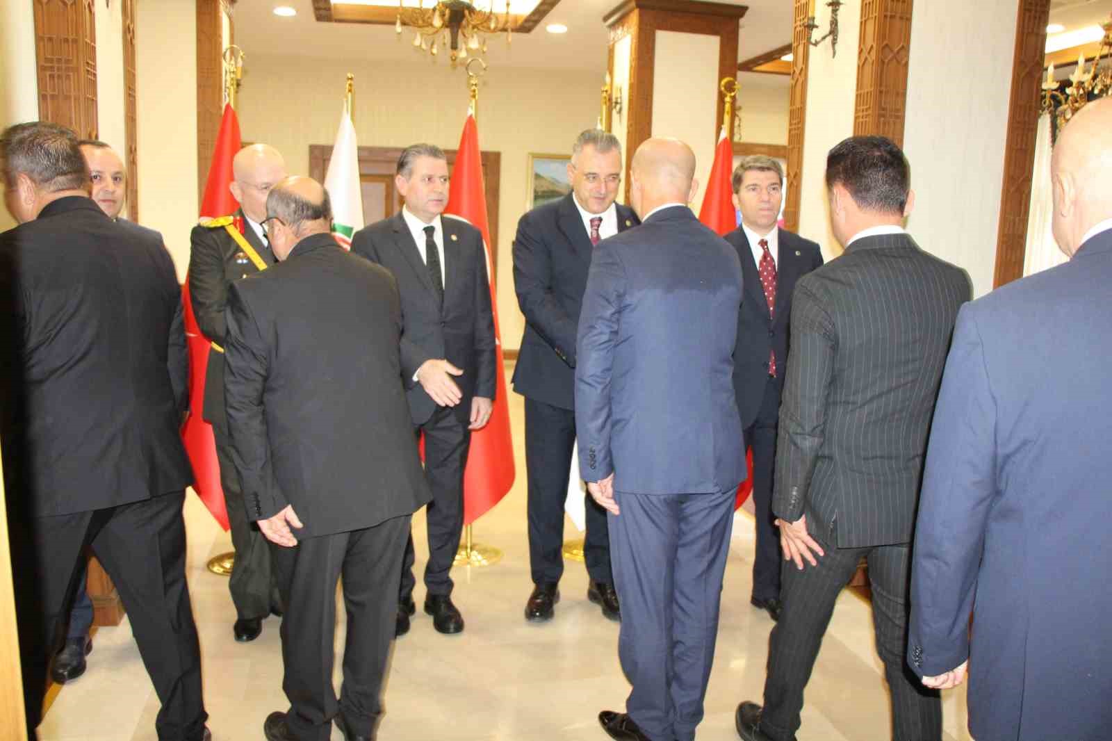 amasyada-30-agustos-coskusu-iki-vatandas-zirvede-bayrak-acti