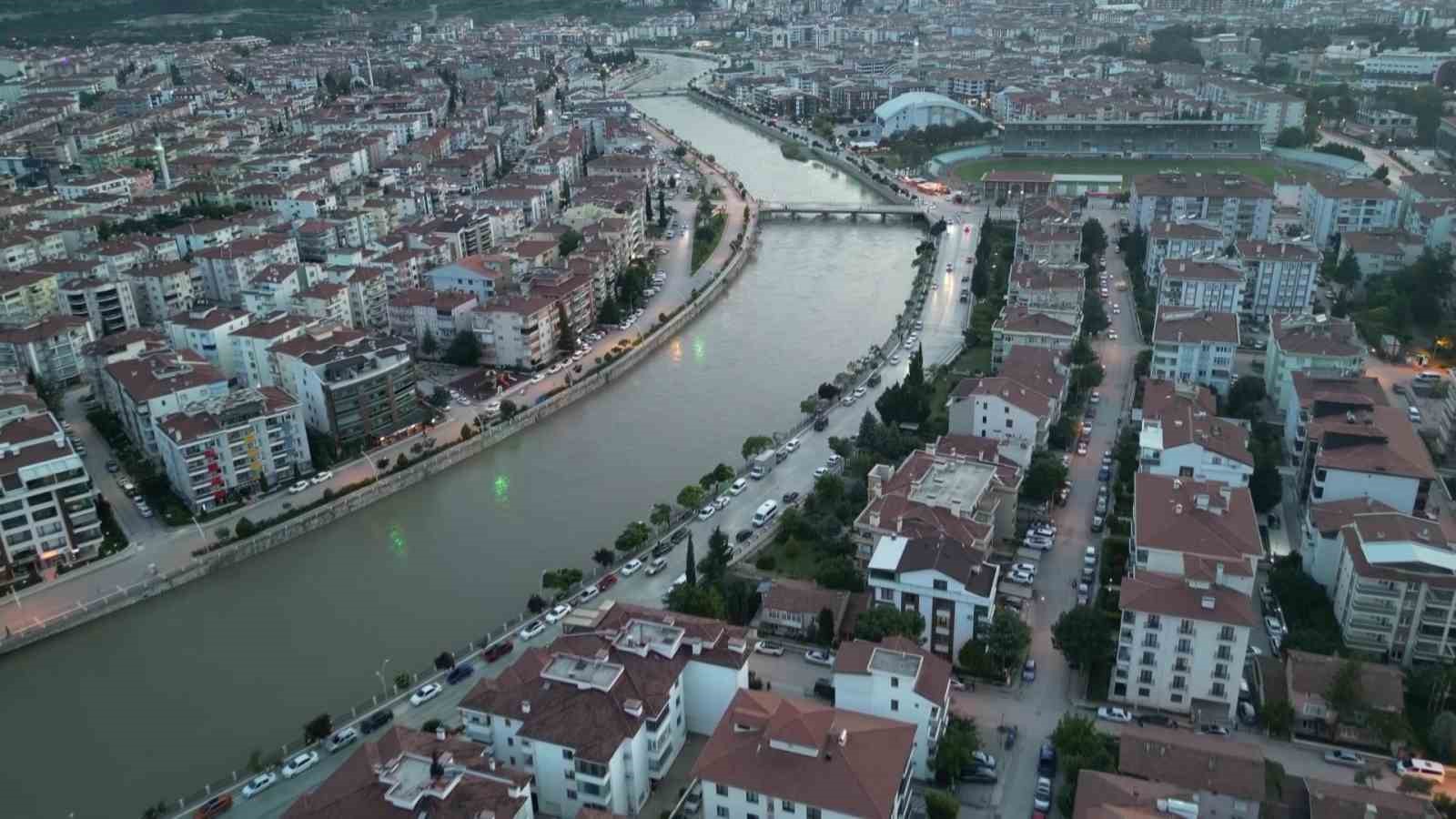 amasyada-cevre-kirliligine-yol-acan-cop-alani-3-haftadir-icten-ice-yaniyor