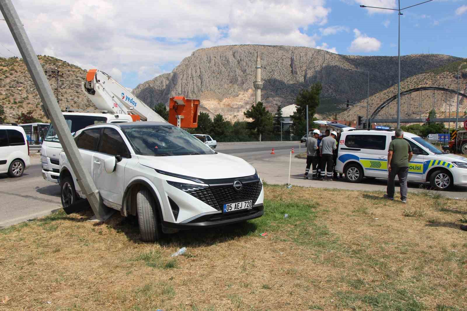 amasyada-yangina-giden-itfaiye-araci-otomobile-carpti
