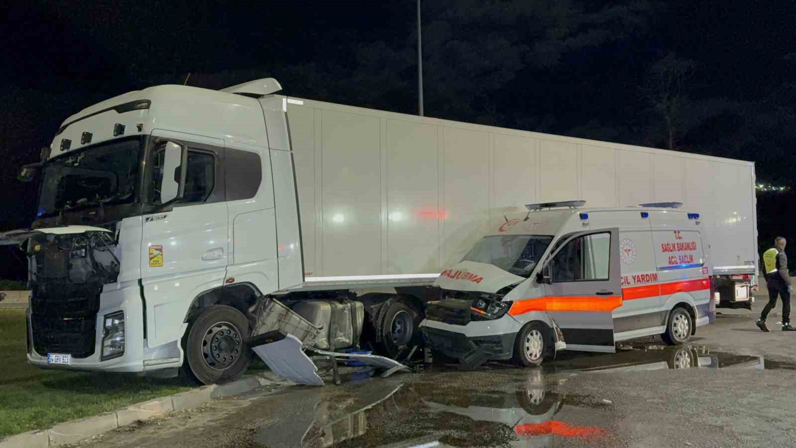 ambulans-ile-tir-carpisti-6-yarali