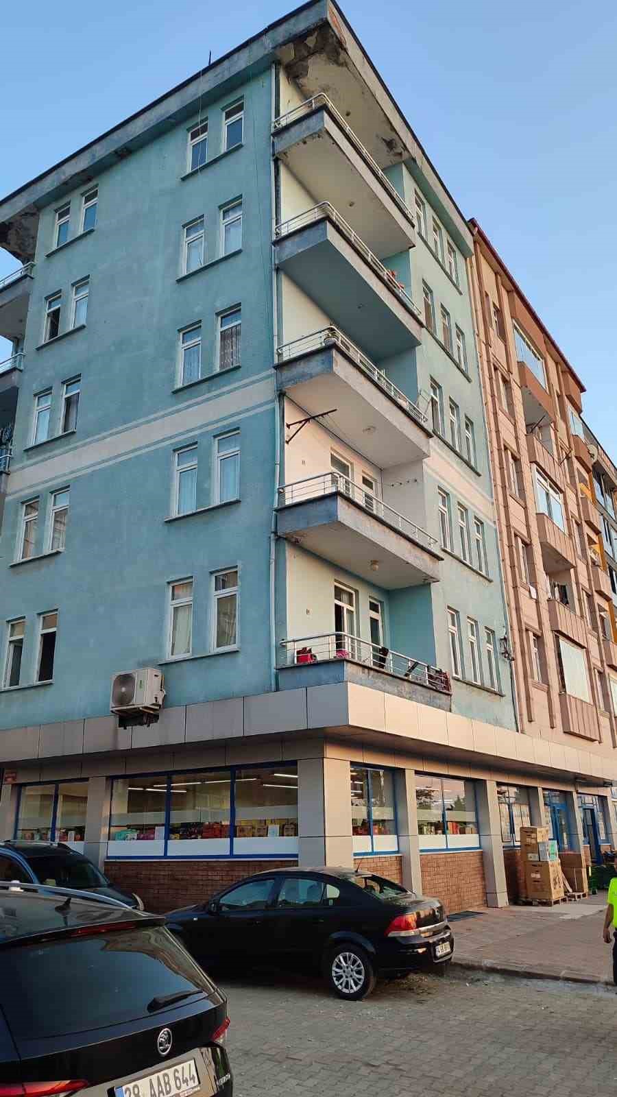 apartmanin-5-kat-balkonundan-kopan-beton-parcalari-park-halindeki-otomobilin-ustune-dustu