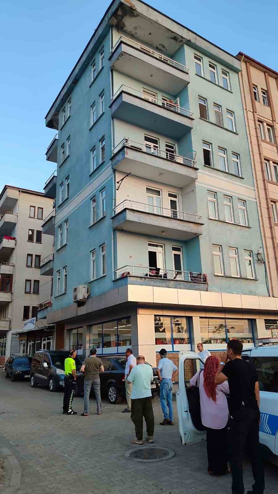 apartmanin-5-kat-balkonundan-kopan-beton-parcalari-park-halindeki-otomobilin-ustune-dustu