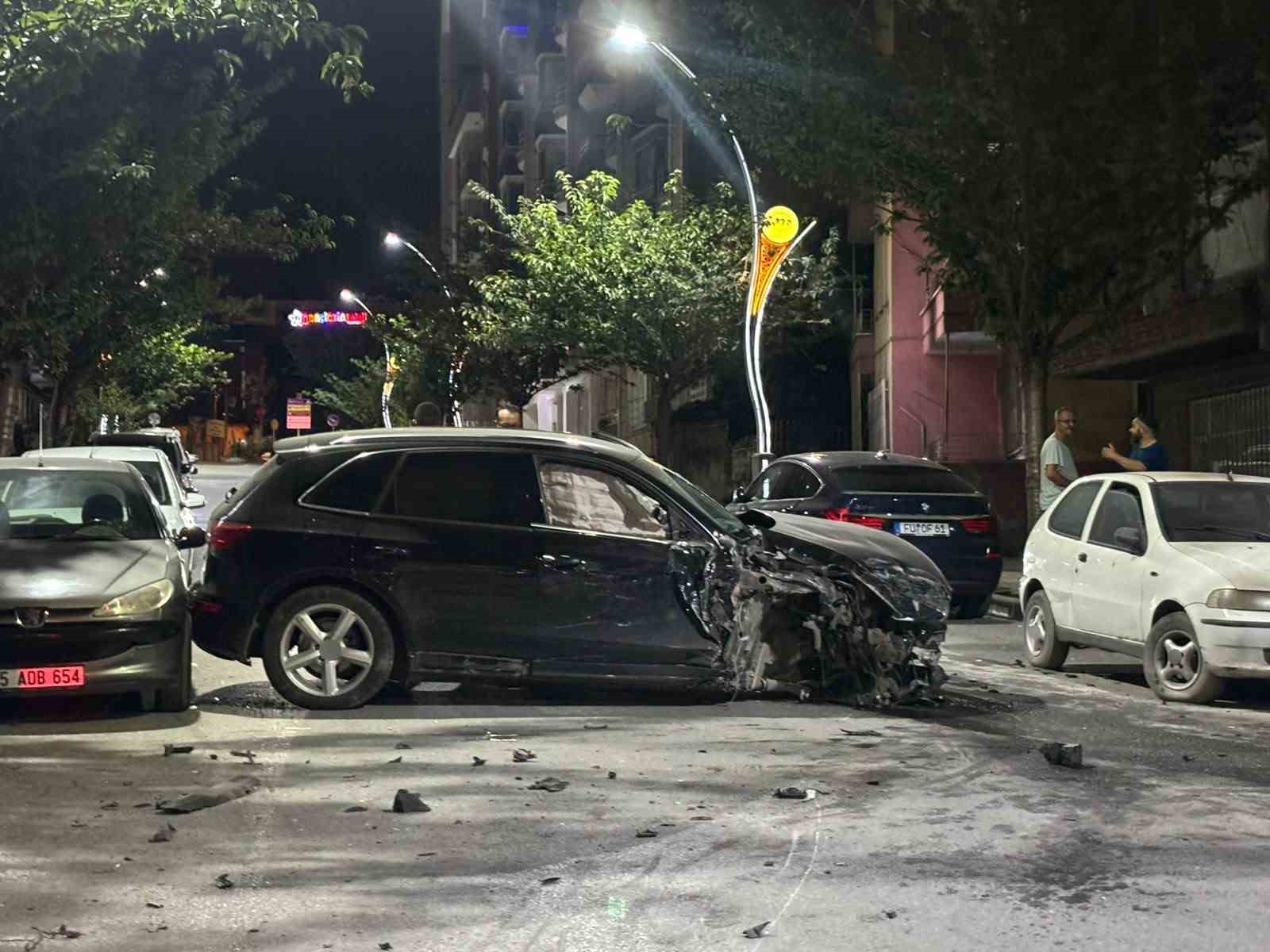 bafrada-kontrolden-cikan-otomobil-park-halindeki-6-araca-carpti
