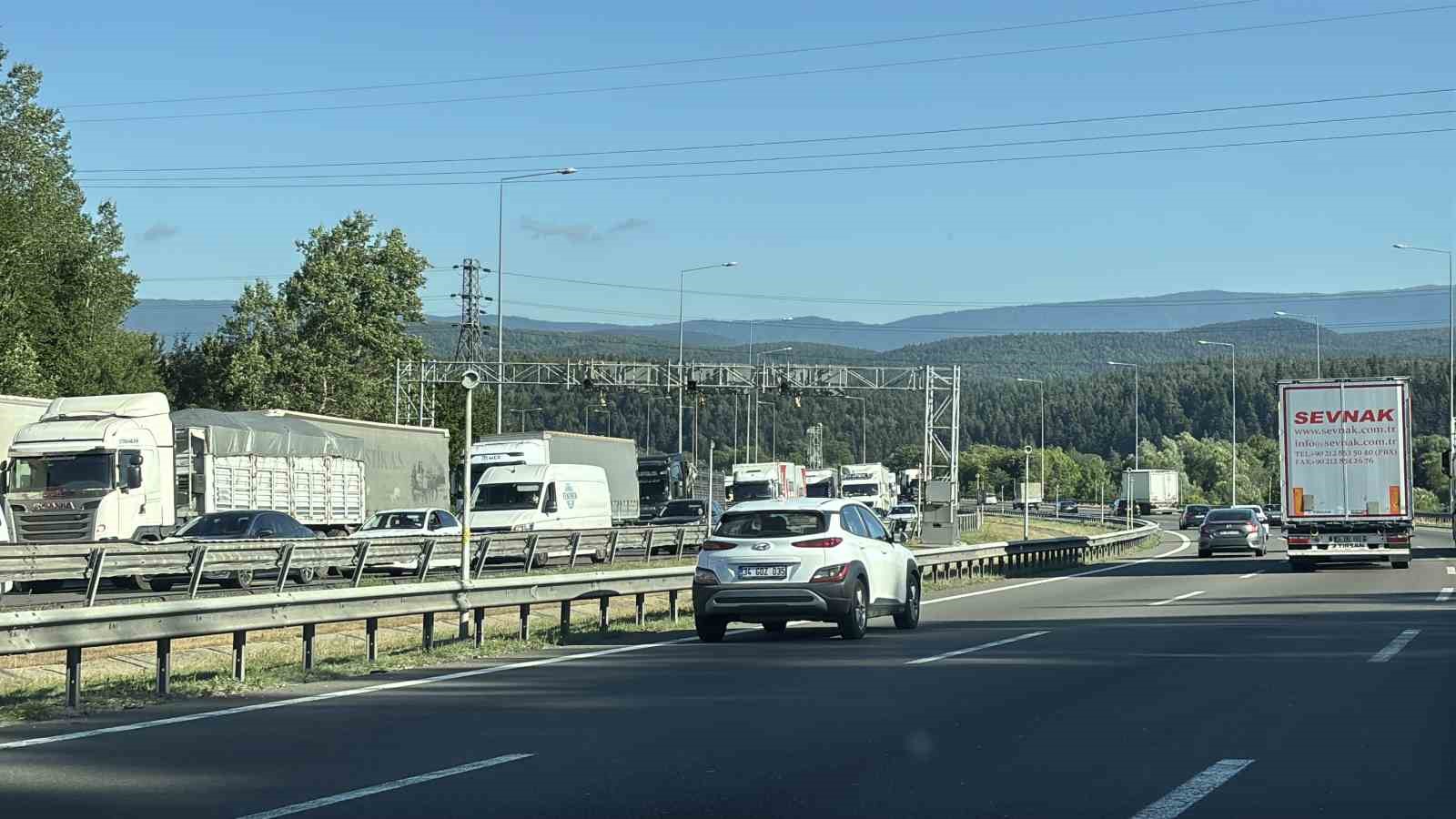 bolu-dagi-tuneli-girisinde-otomobil-bariyerden-bariyere-savruldu-2-yarali
