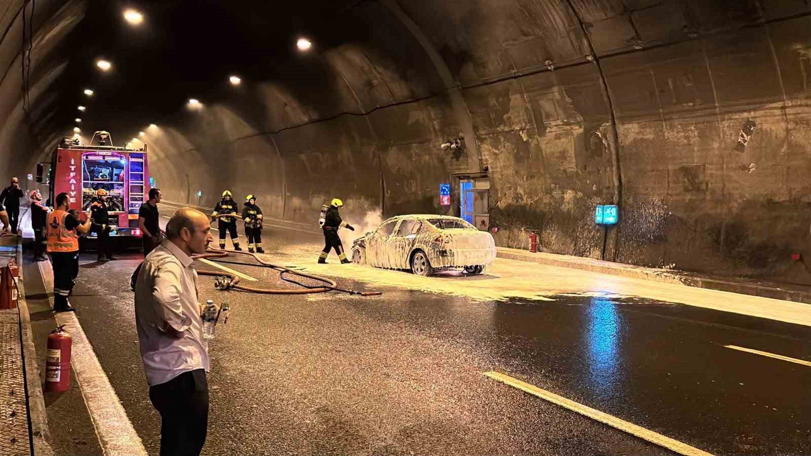 bolu-dagi-tunelinde-otomobil-alev-topuna-dondu-trafik-kilitlendi
