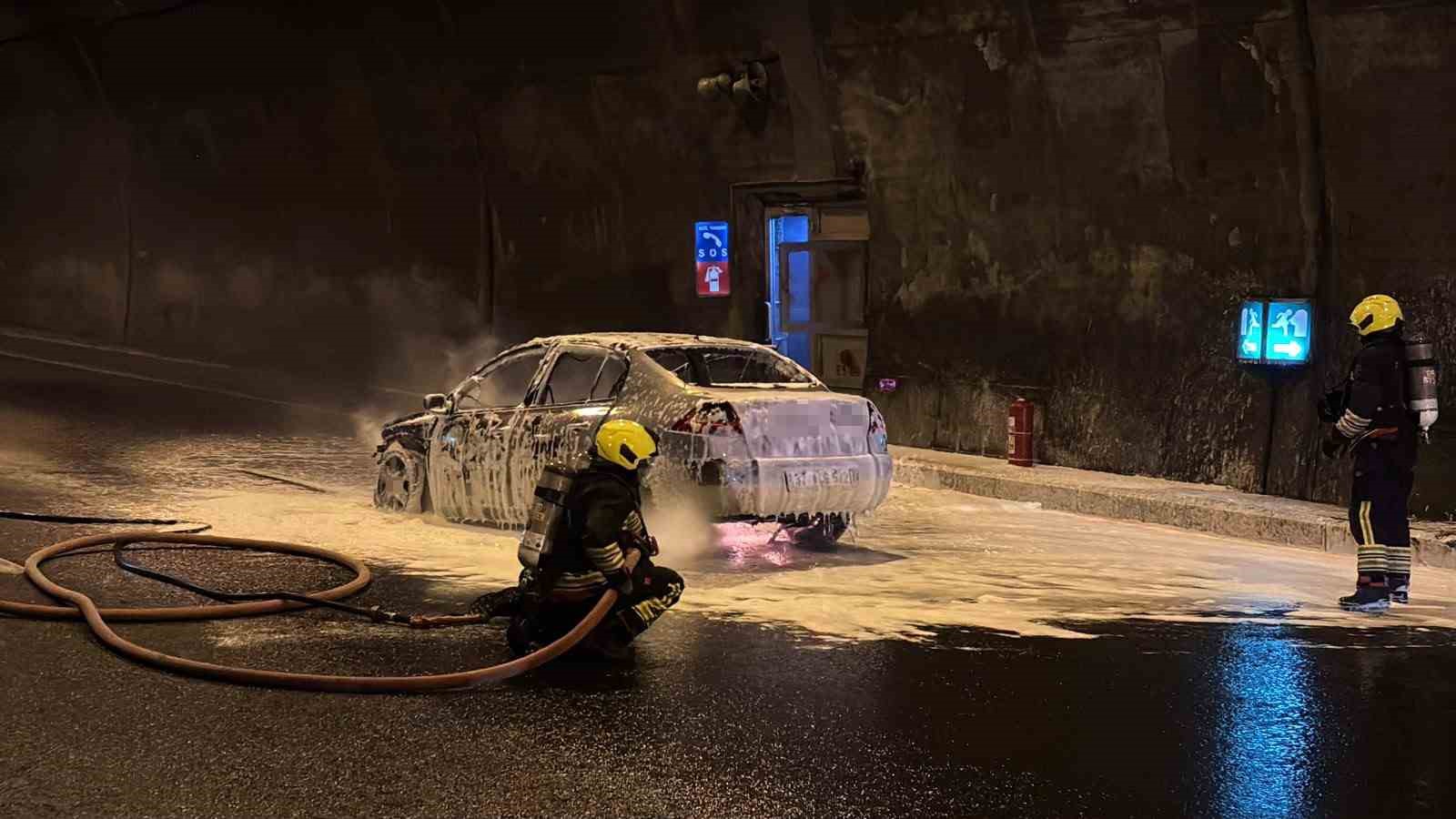 bolu-dagi-tunelinde-otomobil-alev-topuna-dondu-trafik-kilitlendi