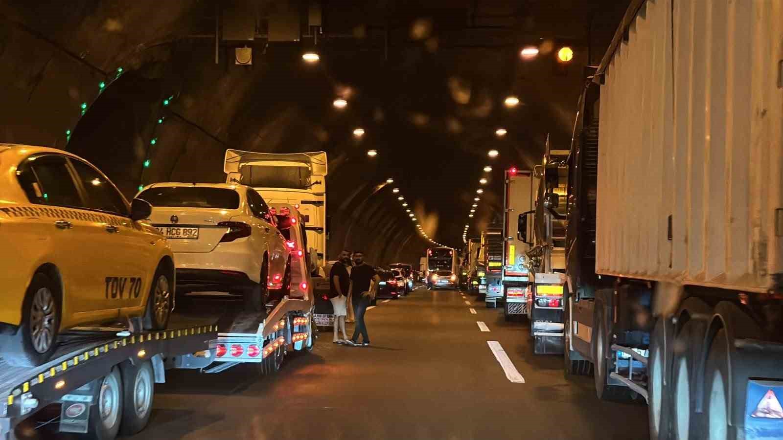 bolu-dagi-tunelinde-otomobil-alev-topuna-dondu-trafik-kilitlendi