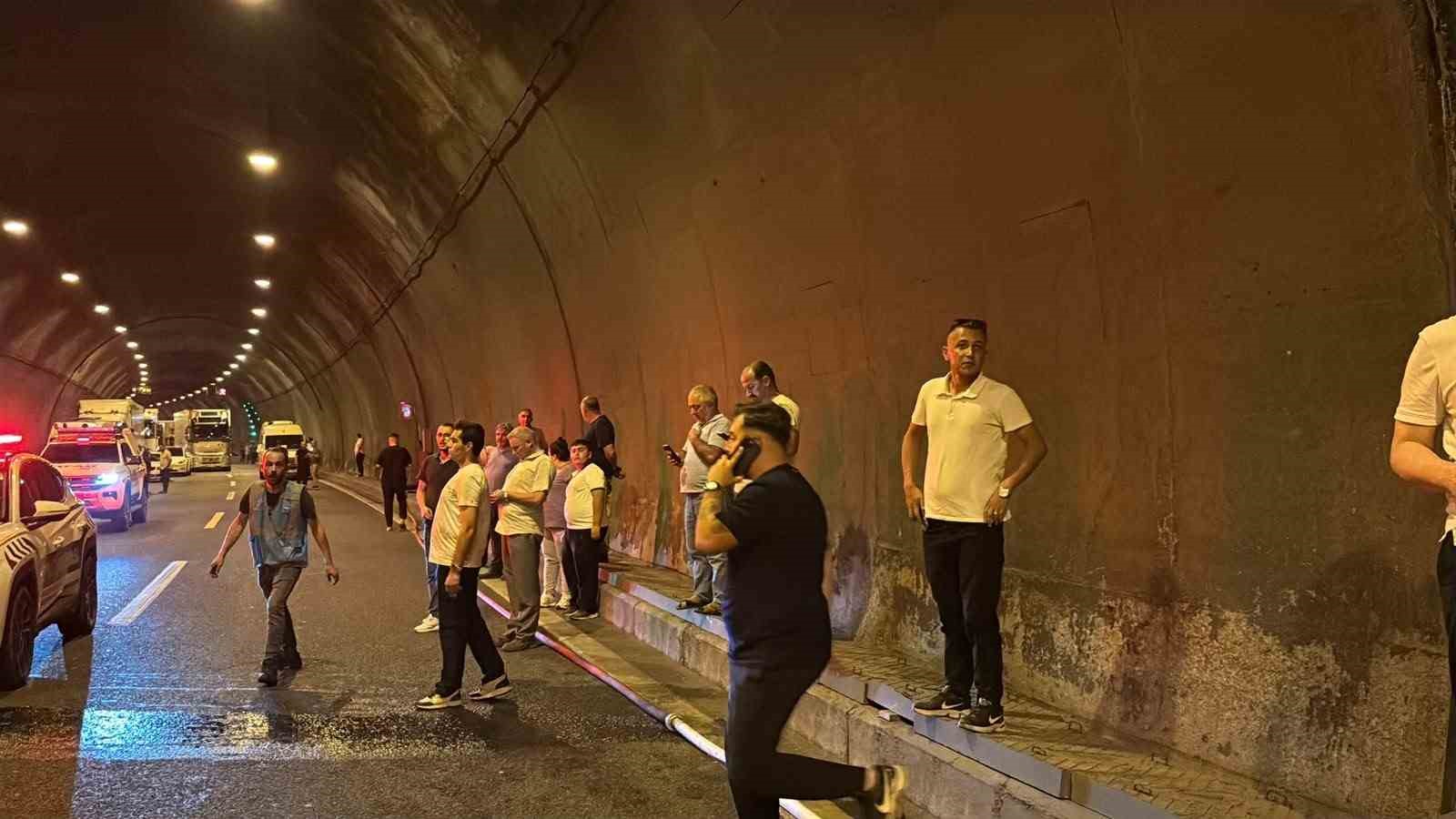 bolu-dagi-tunelinde-otomobil-alev-topuna-dondu-trafik-kilitlendi