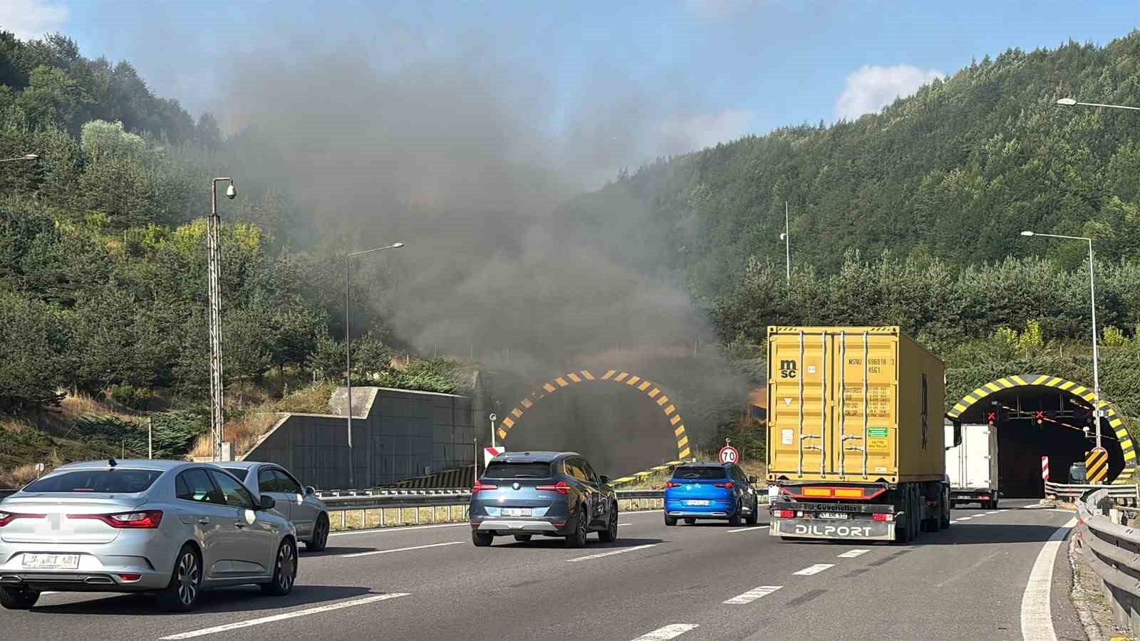 bolu-dagi-tunelinde-otomobil-alev-topuna-dondu-trafik-kilitlendi