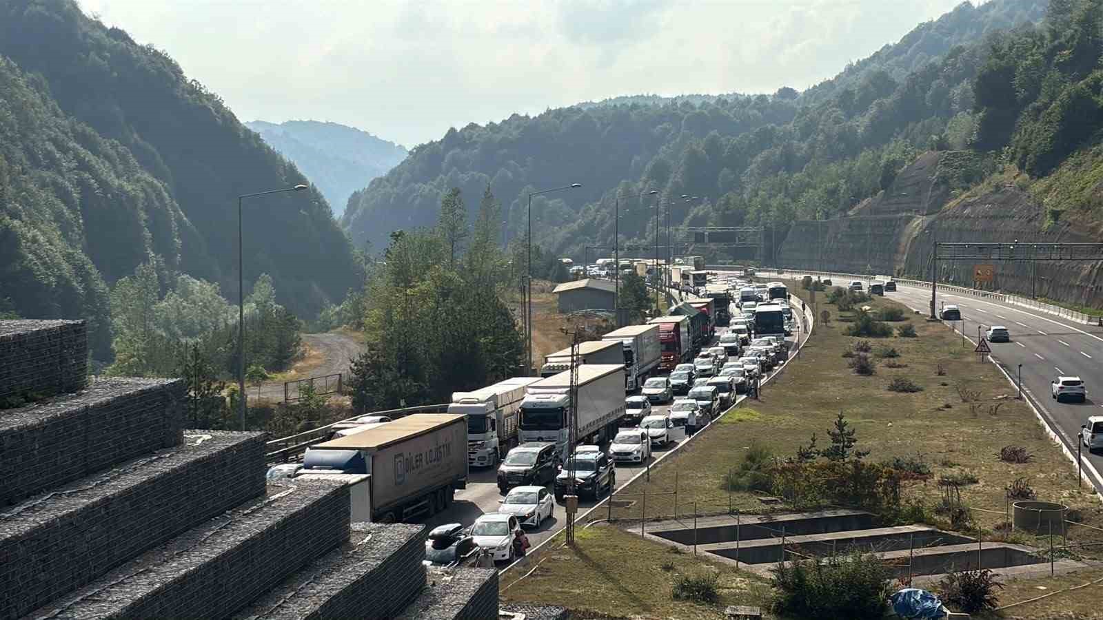 bolu-dagi-tunelinde-otomobil-alev-topuna-dondu-trafik-kilitlendi