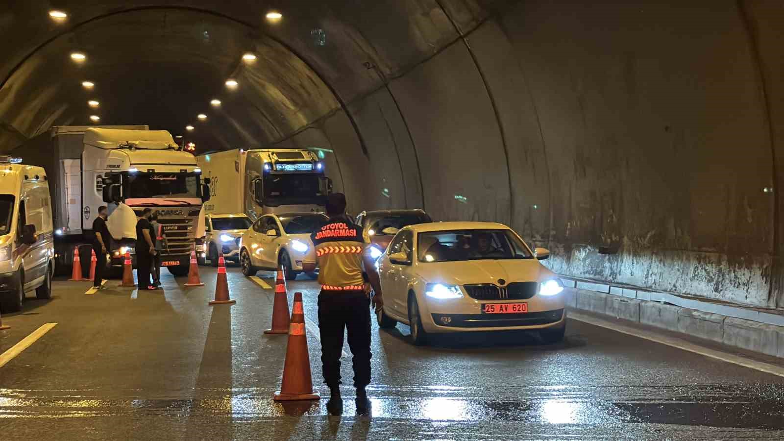bolu-dagi-tunelinde-otomobil-alev-topuna-dondu-trafik-kilitlendi