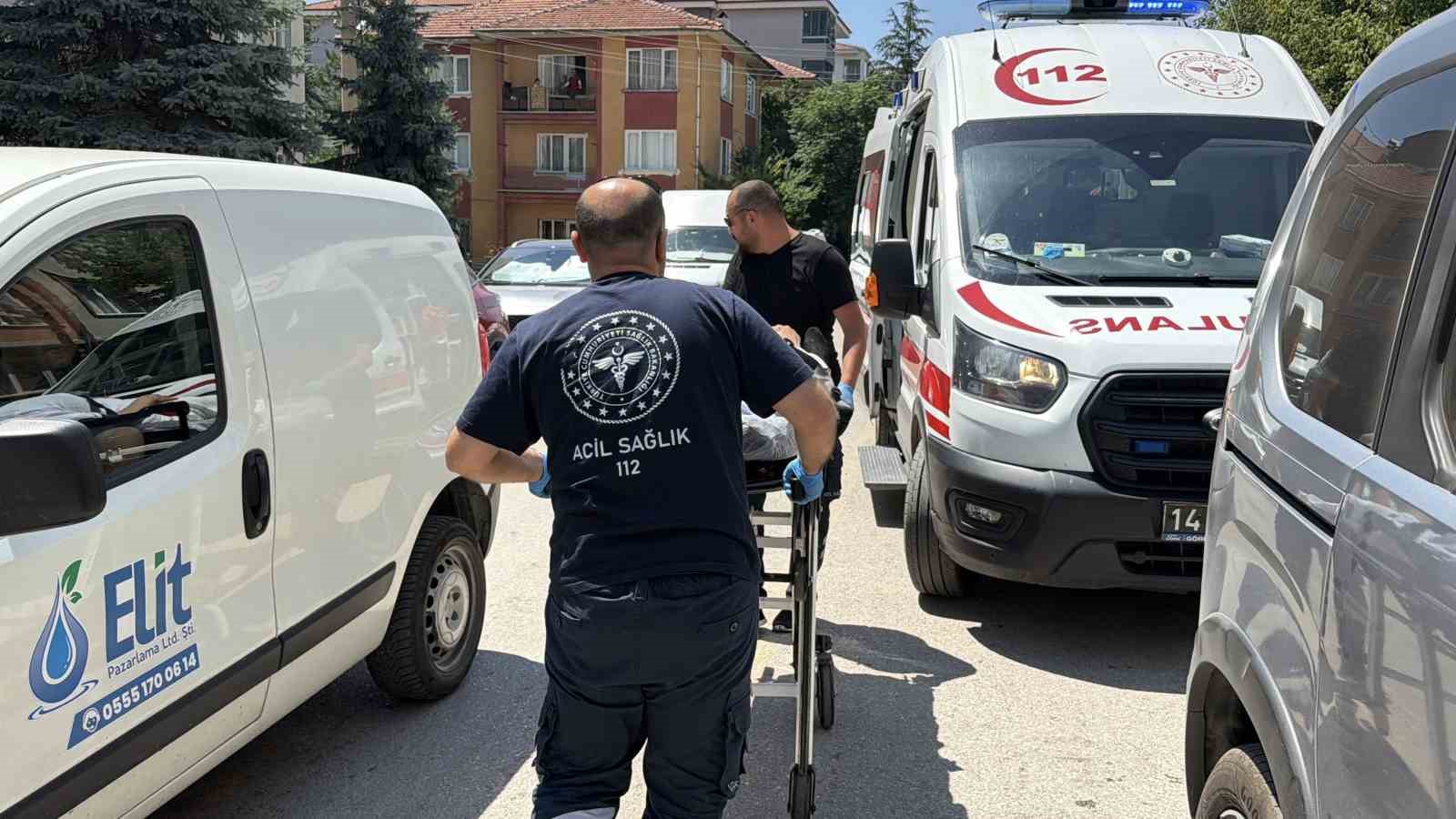 boluda-hamur-makinesine-kaptirdigi-eli-bileginden-koptu-isciler-fenalik-gecirdi